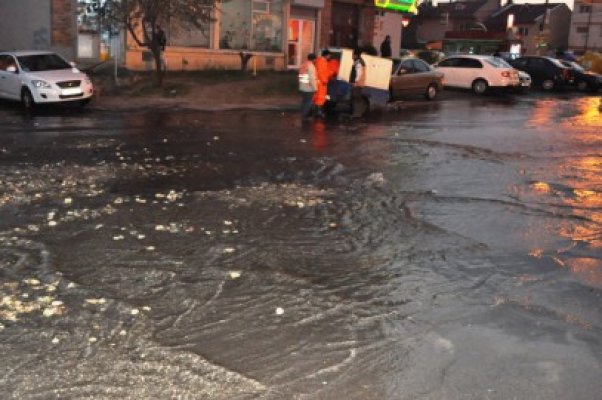 AVARIE RAJA: S-a spart o conductă, o intersecţie s-a inundat, mai multe cartiere au rămas fără apă - VIDEO